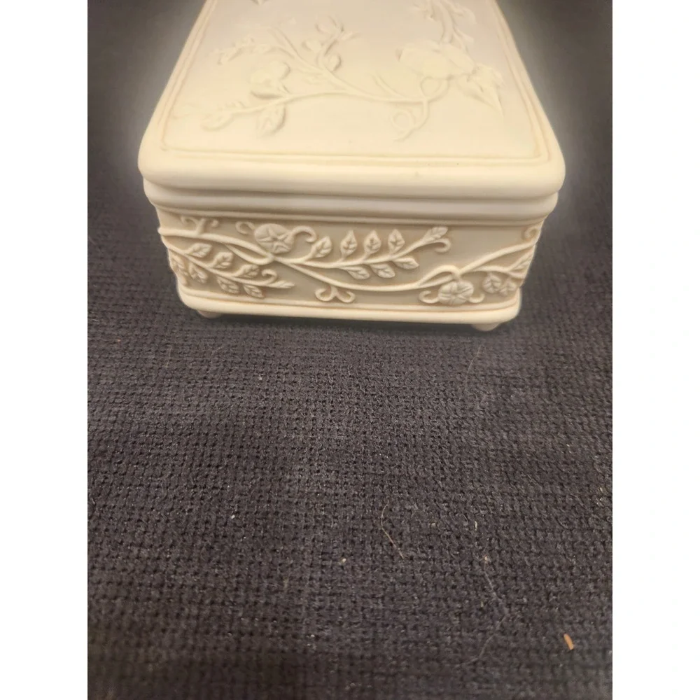 Vintage 2003 Sparrows Club Porcelain Bird Music Trinket Box Plays 